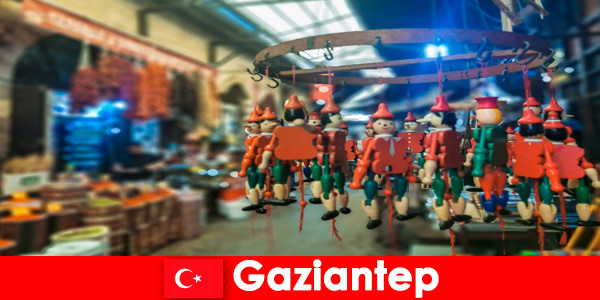 Gaziantep Türkiye'de el yapımı hediyelik eşyalarla pazar satıcıları turistleri bekliyor