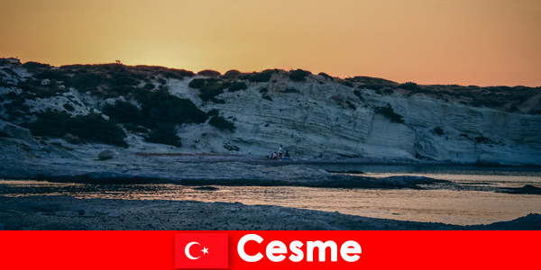 Tatilciler Çeşme Türkiye'de sahilde uzun yürüyüşler seviyorum