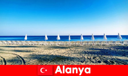 Tavsiye, plajda yüzen çocuklarla Alanya Türkiye'de tatilin tadını çıkarın