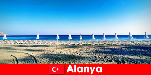 Tavsiye, plajda yüzen çocuklarla Alanya Türkiye’de tatilin tadını çıkarın