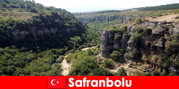 Safranbolu Türkiye'de tatilde yürüyüş yapmak ve yerel yemeklerin tadını çıkarmak