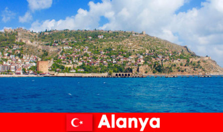Yüzme için mükemmel bir Akdeniz iklimine sahip Alanya Türkiye'de tatil