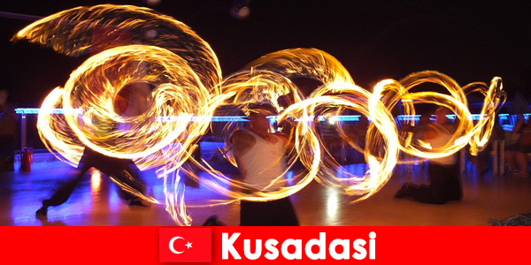 Akşamları Kuşadası Türkiye'de genç ve yaşlı için muhteşem performanslar var