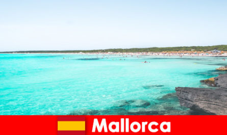 Mallorca İspanya'da yüzmek için harika koylar ve kristal berraklığında su