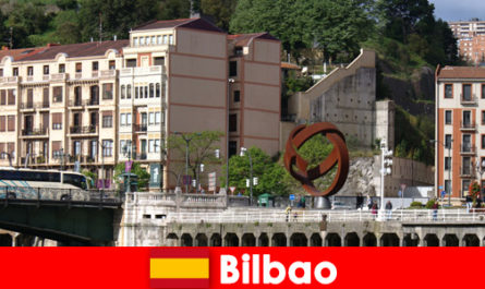 Dünyanın her yerinden kültür turistleri için Bilbao İspanya şehir gezisi