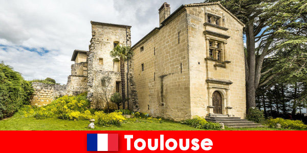 Toulouse Fransa’daki tatilciler tarihi ve modernliği deneyimliyor