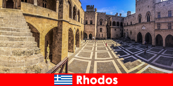 Rodos'ta aile gezileri için anıtsal mimari ve manzaralar
