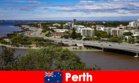Avustralya'daki Perth, birçok turistik cazibe merkezine sahip kozmopolit bir şehirdir
