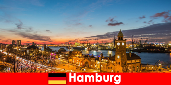 Güzel Hamburg şehri için dünyanın her yerinden birçok turistten popüler tavsiye