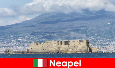 Napoli İtalya'daki harika tarihi yerleri deneyimleyin