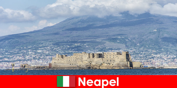 Napoli İtalya'daki harika tarihi yerleri deneyimleyin