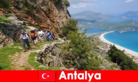 Türkiye Antalya'da yeşil ormanlar ve güzel manzaralar eşliğinde doğa yürüyüşlerinin tadını çıkarın