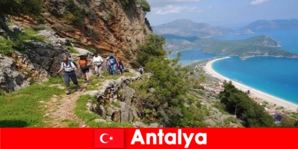 Türkiye Antalya’da yeşil ormanlar ve güzel manzaralar eşliğinde doğa yürüyüşlerinin tadını çıkarın