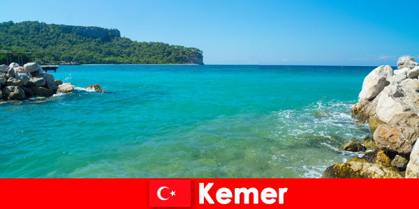 Türkiye'de güzel Kemer'de kristal berraklığında su ve bol miktarda doğa